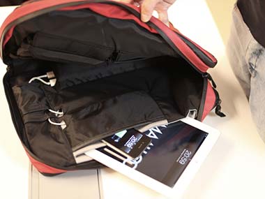 Phorce - Smart Bag Bisa Mengisi Ulang Baterai Gadget Secara Otmatis