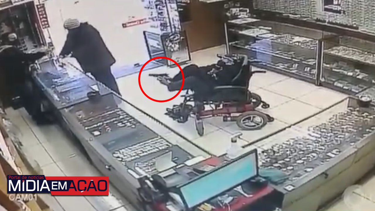 Vídeo: Cadeirante anuncia assalto em bilhete e segura réplica de arma com os pés