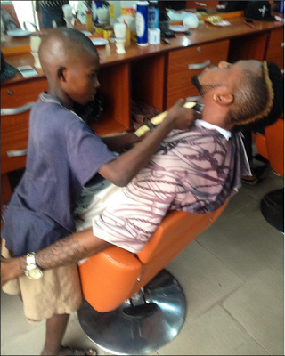 Olalekan, célèbre coiffeur de 11 ans qui gagne bien sa vie : PHOTOS