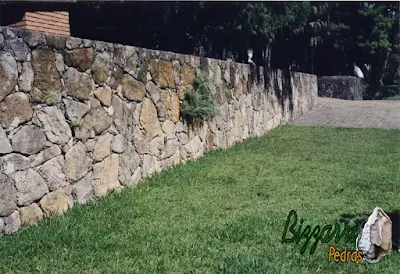 Construção do muro de pedra com pedras rústicas em sítio em Bragança Paulista-SP com o gramado com grama São Carlos.