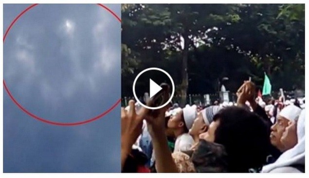 Subhanallah! Lafadz Allah Hiasi Langit Jakarta Saat Aksi Damai 4 November Subhanallah! Lafadz Allah Hiasi Langit Jakarta Saat Aksi Damai 4 November