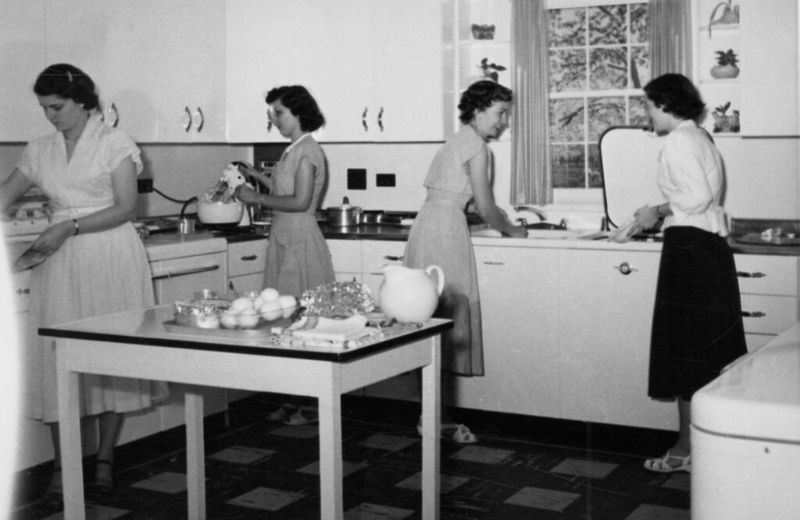 30 Vintage Photos Capture People At Their Kitchens in the 1940s