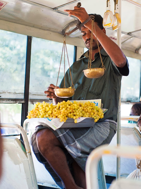 Продавец фруктов в индийском автобусе