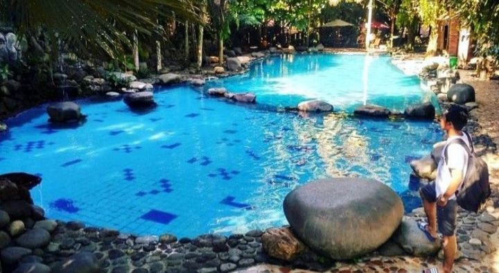Berenang menjadi alternatif terbaik untuk menghabiskan waktu libur bersama keluarga 5 Kolam Remang Di Semarang Yang Cocok Untuk Keluarga