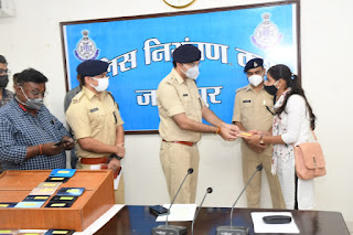 गुमे हुए 125 मोबाईल अनुमानित कीमत लगभग 15 लाख 19 हजार  रूपये के तलाश कर मोबाईल धारको को जबलपुुर पुलिस द्वारा  किये गए वापस श्रम वीर भारत न्यूज़ जबलपुर/क्राईम न्यूज़