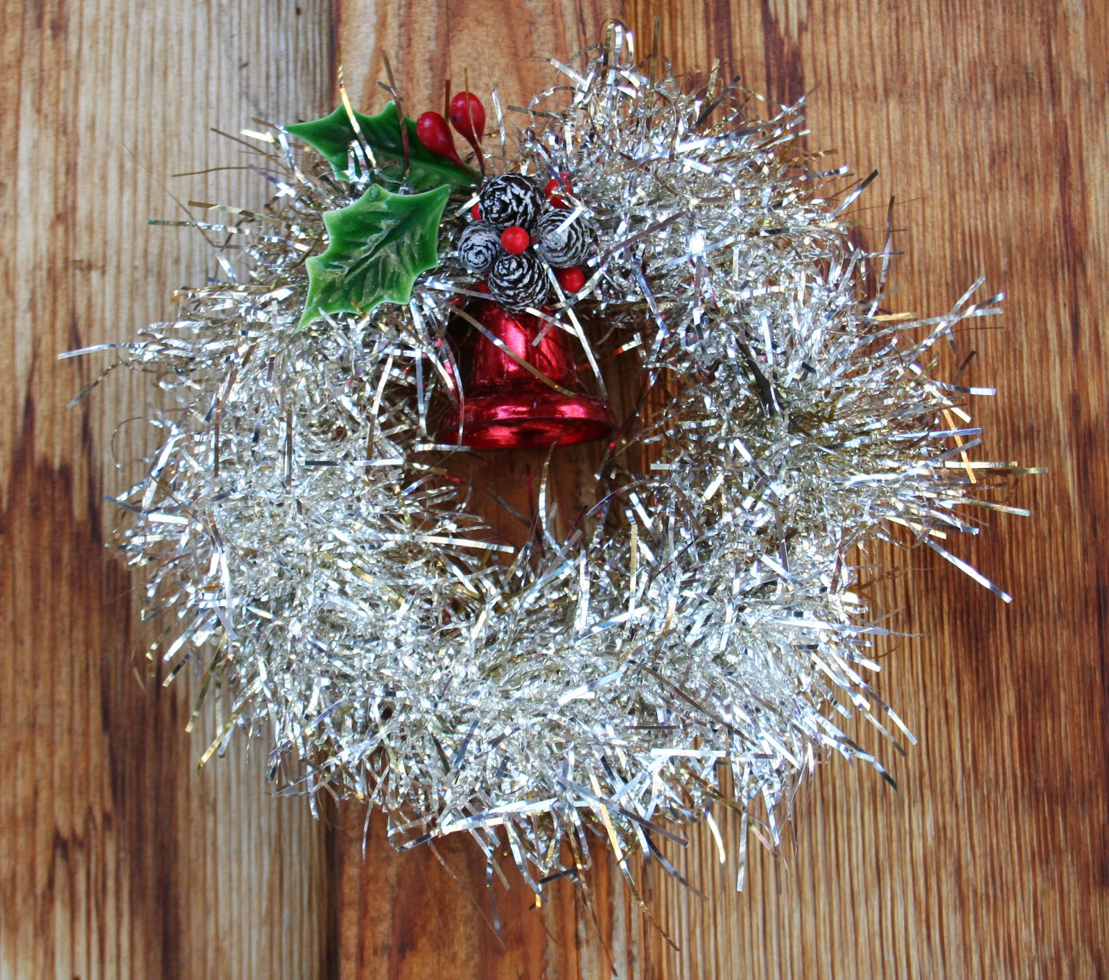 Beehive Art Salon vintage tinsel holiday wreath tutorial