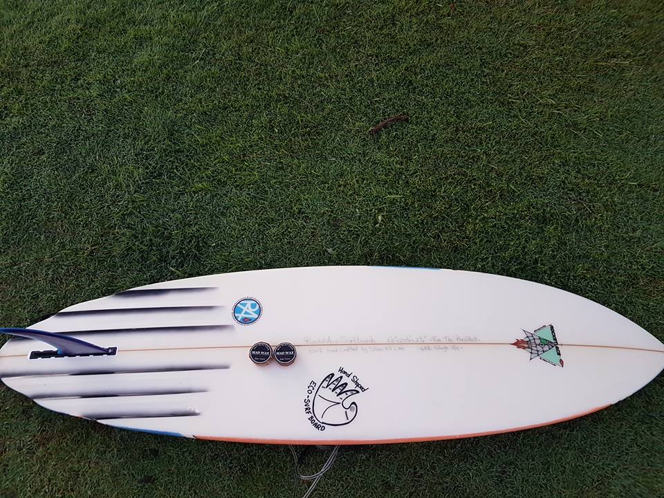 【6チャンネルシングルフィン】Gold Coastのハンドシェーパー、シェーンルークが削ったKirraバレルの為のボードをテストライドさせて