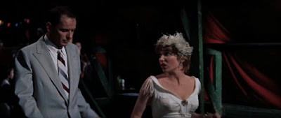 Shirley MacLaine y Frank Sinatra en Como un torrente (1958)