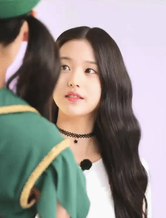 아이즈원> 지그시 쳐다보는 장원영 . GIF