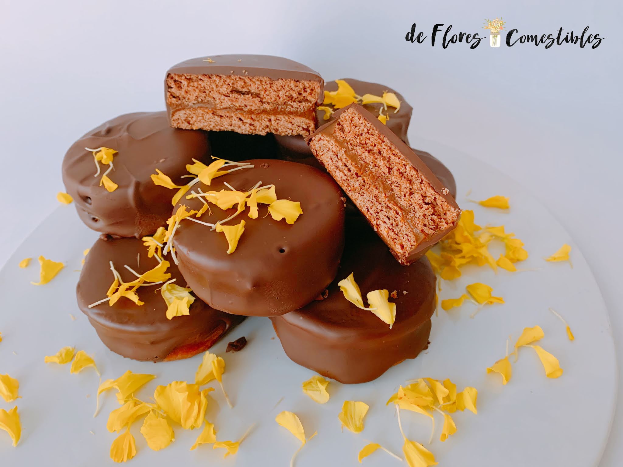 Alfajores argentinos de chocolate De flores comestibles