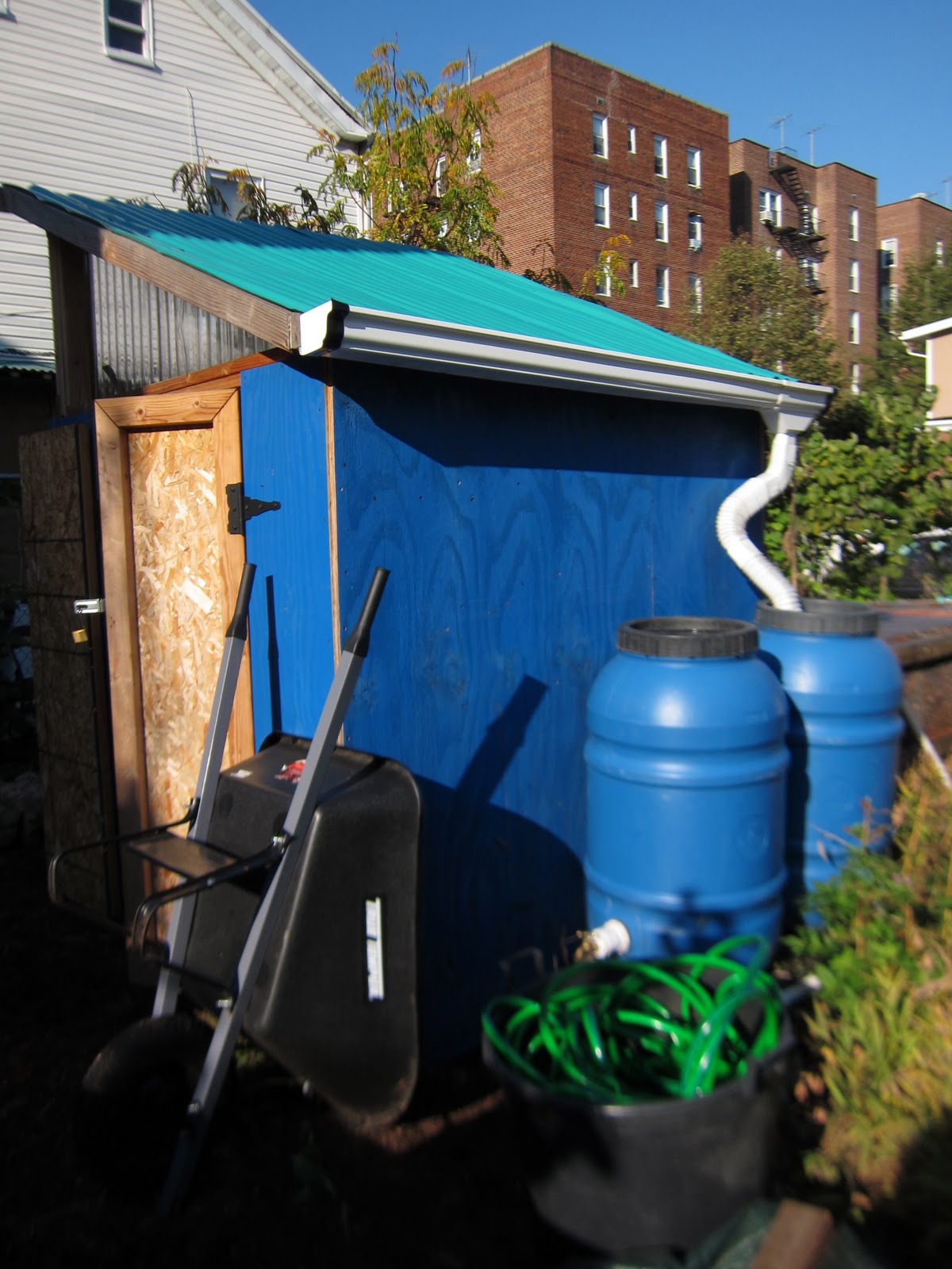 Сбор дождевой воды с крыши частного дома - фото