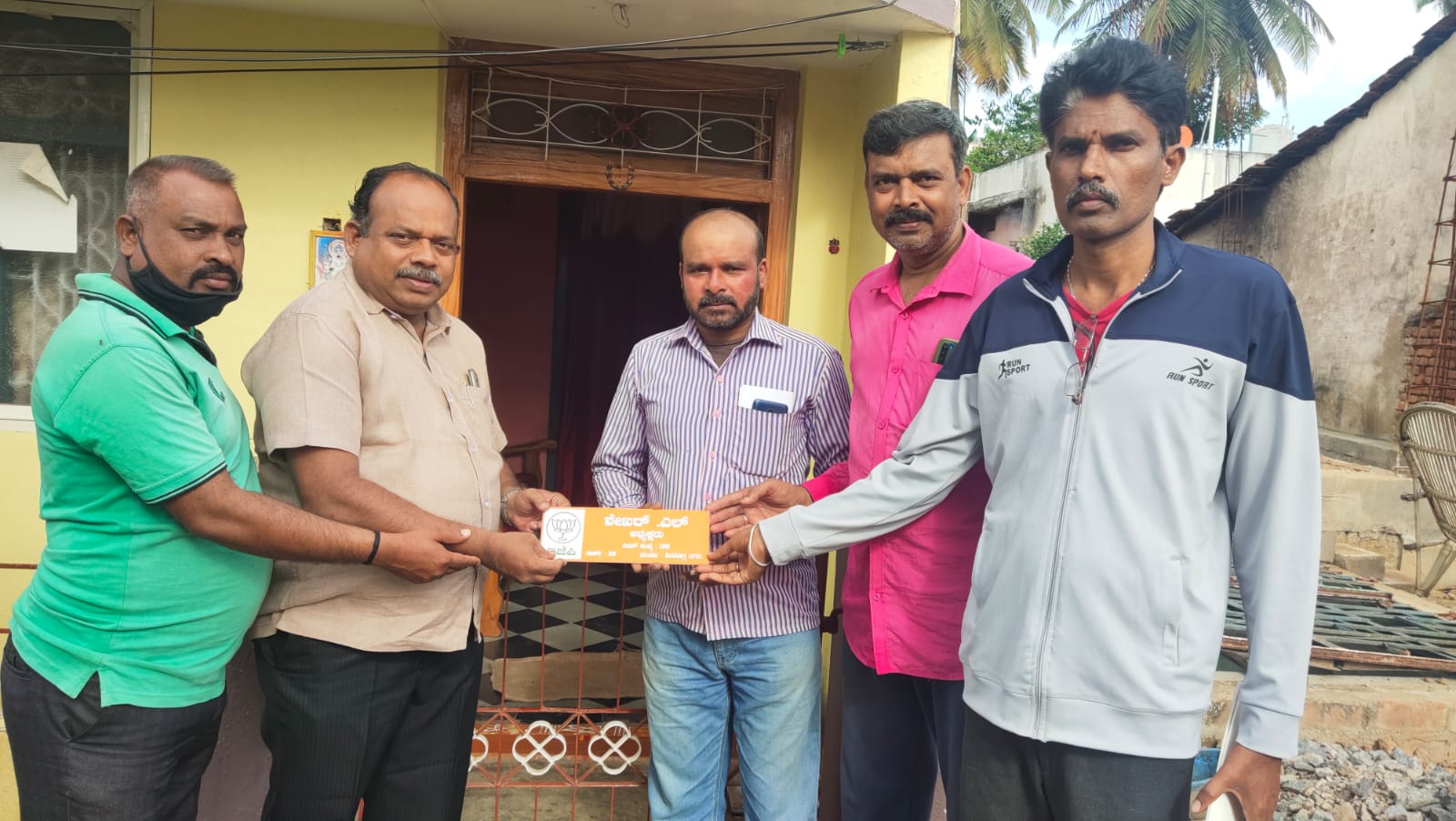 ಮನೆ ಬಾಗಿಲಿಗೆ ಬಂದ ಬಿಜೆಪಿ ಮುಖಂಡರನ್ನು ಹೊರಗೆ ನಿಲ್ಲಿಸಿ ರಾಜೀನಾಮೆ ನೀಡಿದ ಬೂತ್ ಅಧ್ಯಕ್ಷ 5 WhatsApp%2BImage%2B2021 08 25%2Bat%2B1.13.25%2BPM%2B%25281%2529