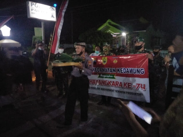 HUT Bhayangkara Ke 74, Danramil Bersama Muspika Beri Kejutan Ke Polsek Kedawung HUT Bhayangkara Ke 74, Danramil Bersama Muspika Beri Kejutan Ke Polsek Kedawung