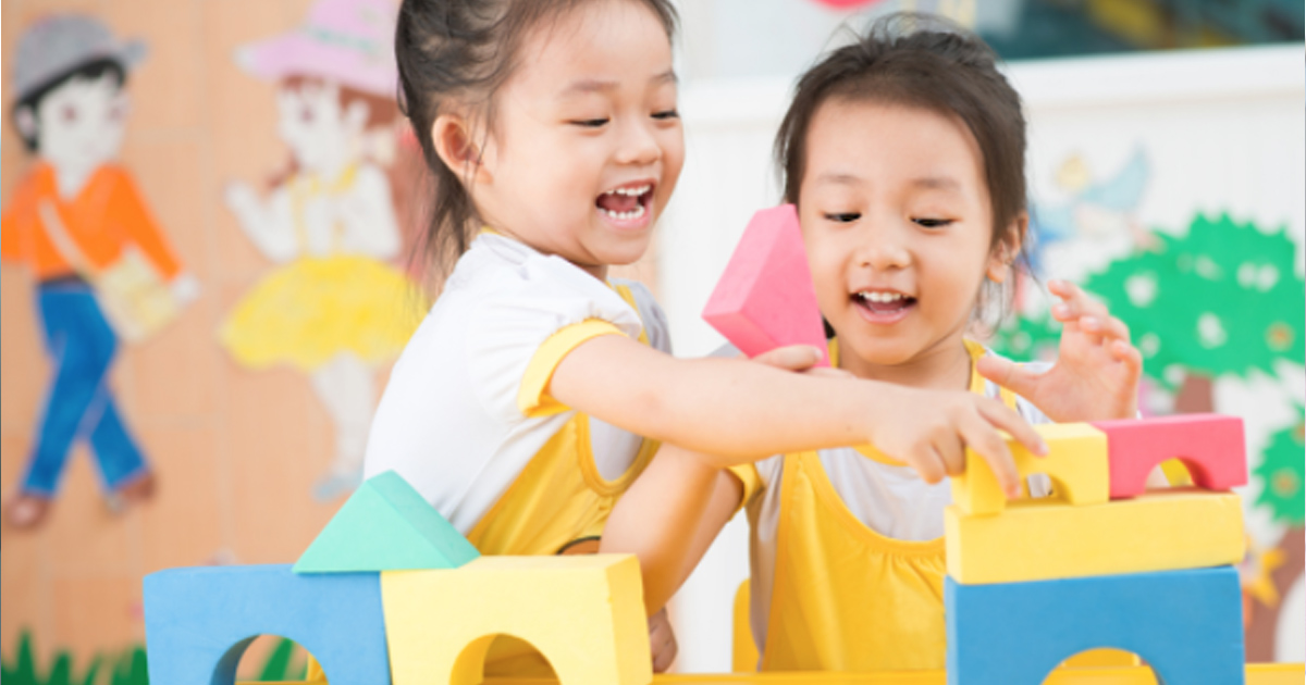Giáo viên cần lưu ý chỉ lựa chọn đồ chơi, đồ dùng vừa đủ để tránh gây sao nhãng cho trẻ. Giáo viên cần lưu ý chỉ lựa chọn đồ chơi, đồ dùng vừa đủ để tránh gây sao nhãng cho trẻ.