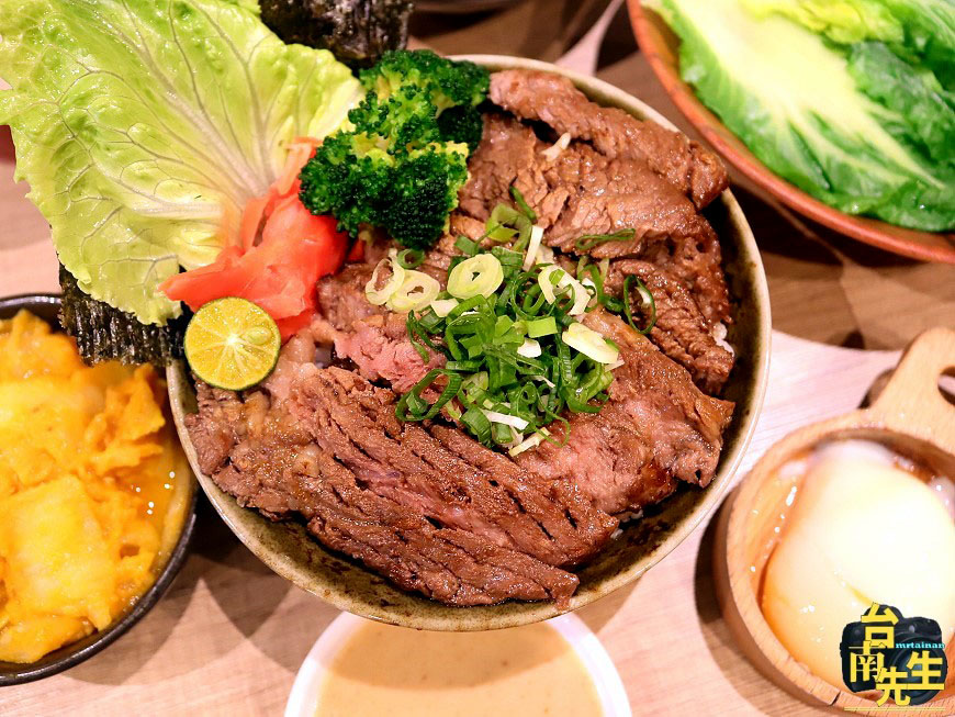 台南日式丼飯/超值佛心價最低120元起/從路邊小攤販賣到連鎖餐飲品牌/雞白湯+飲品內用無限暢飲喝到飽/現點現烤直火炙燒/獨家秘製燒肉醬/使用台灣豬/一開店就有客人上門