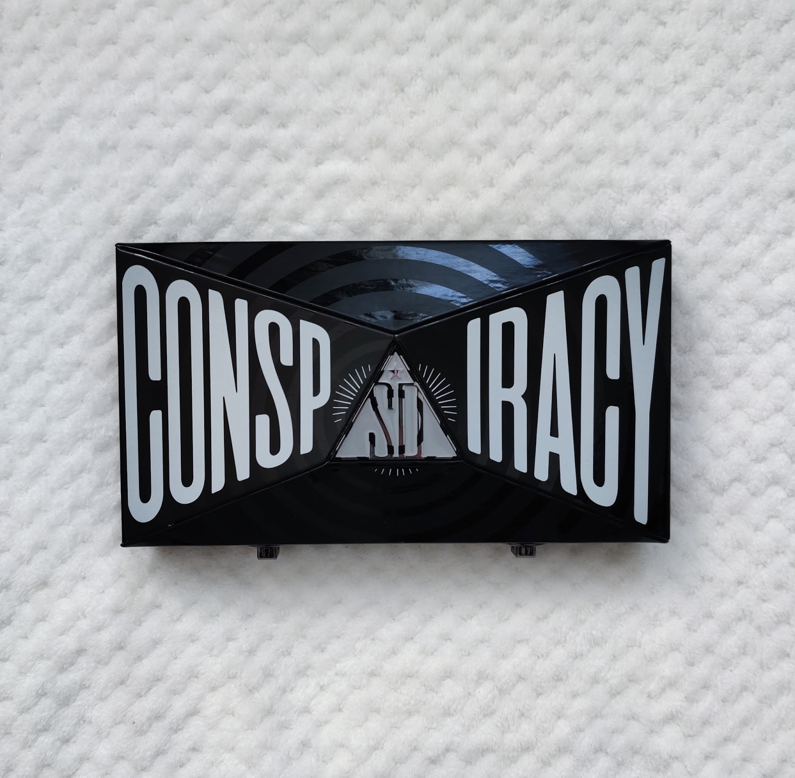 Conspiracy-paletti flatlay