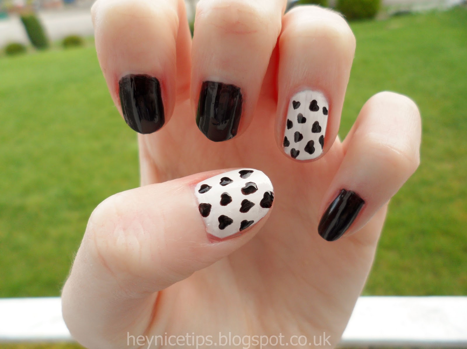Hey, nice tips!: Black & White Heart Nails