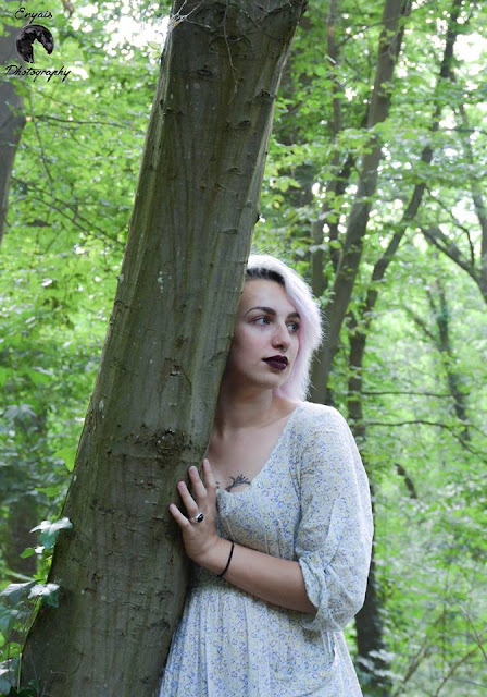 belle jeune femme sous les frondaisons d'un arbre