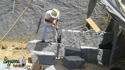 Bizzarri na pedreira fazendo o que gosta, garimpando pedras. Na foto escolhendo a pedra folheta, sendo uma pedra de granito azul claro. Pedra para fazer banco de pedra, guias de pedra, calçamento de pedra, parede de pedra e revestimento de pedra.