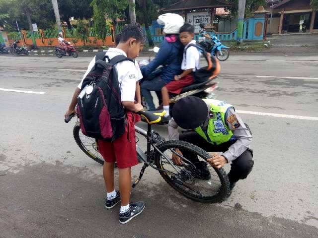 Ada yang Mendapat Pujian Lantaran Suka Membantu, Ada Juga Oknum Polisi yang Menangis Seperti Anak Kecil Ada yang Mendapat Pujian Lantaran Suka Membantu, Ada Juga Oknum Polisi yang Menangis Seperti Anak Kecil