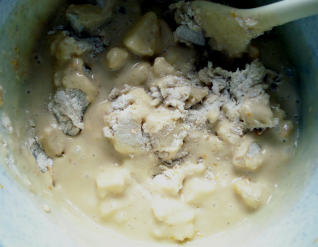 Apple and orange muffins by Laka kuharica: Add egg mixture to dry ingredients and apple pieces