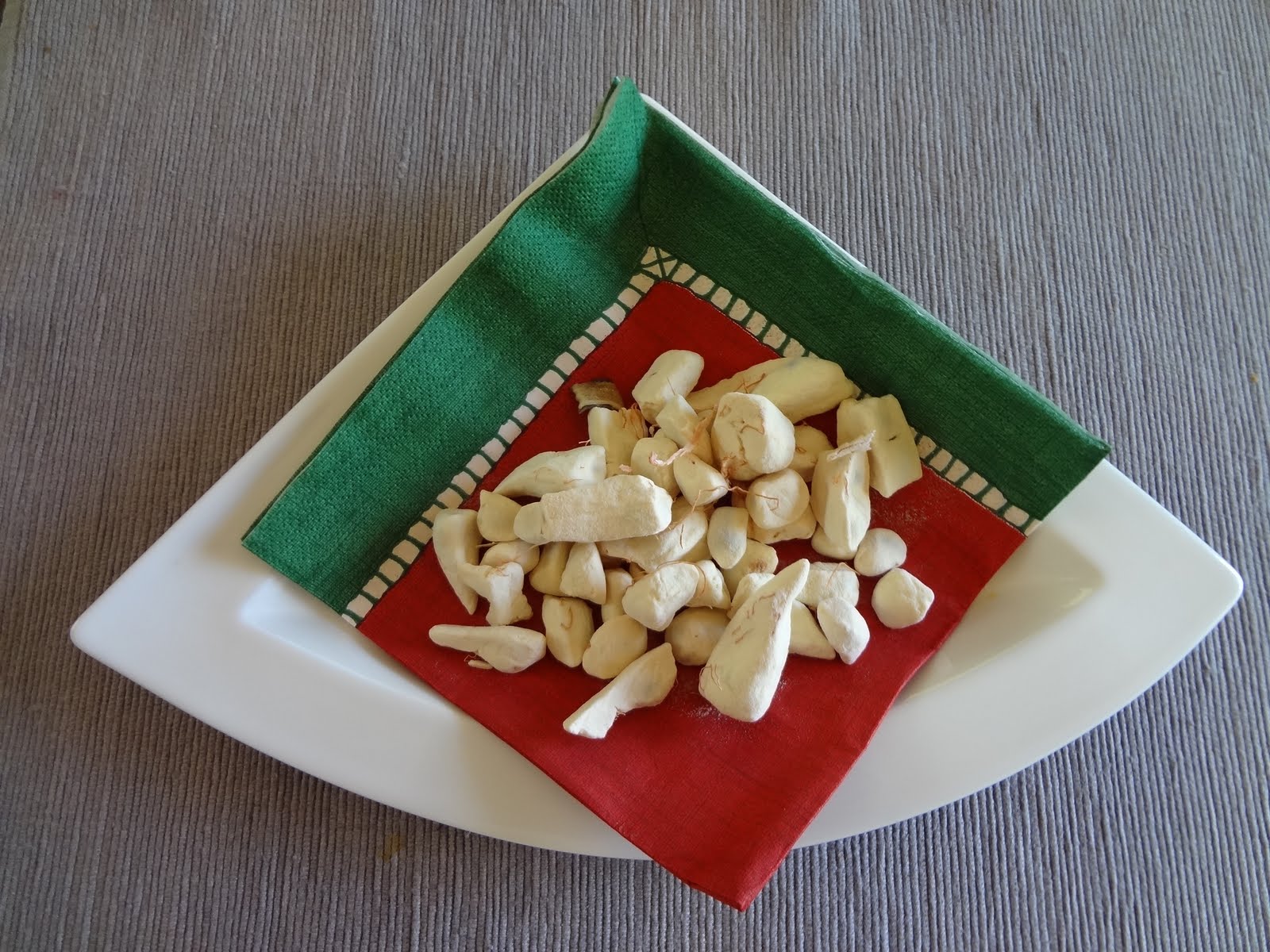 ドドナエアの見える窓 バオバブの実