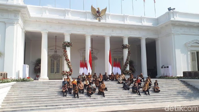 Jokowi Umumkan Nadiem Makarim Jadi Mendikbud Jokowi Umumkan Nadiem Makarim Jadi Mendikbud