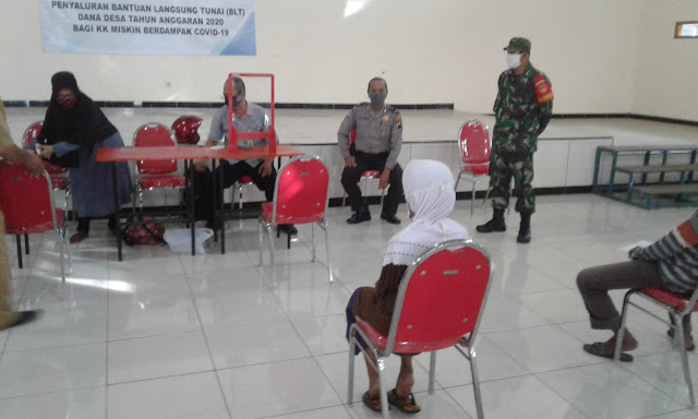 Babinsa Koramil Ceper Dan Bhabinkamtibmas Kawal Penyaluran Bantuan Sosial Tunai