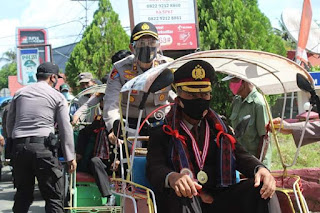 Kapolres Bone Kayuh Becak Lepas 14 Anggota Polri yang Purna Tugas