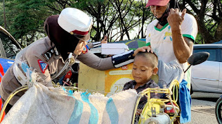 Melalui'Jumat Care'Polwan Cantik Sat lantas Bone Ajak Masyarakat Tertib Berlalu lintas