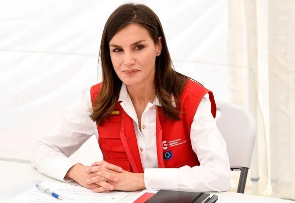 Queen Letizia arrived in Beira, the city that was affected by the cyclone the most, and she visited Dondo Health Centre