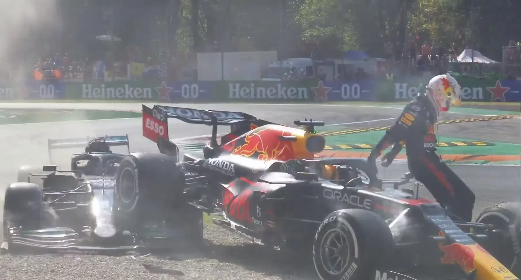 La Red Bull di Verstappen sulla Mercede di Hamilton