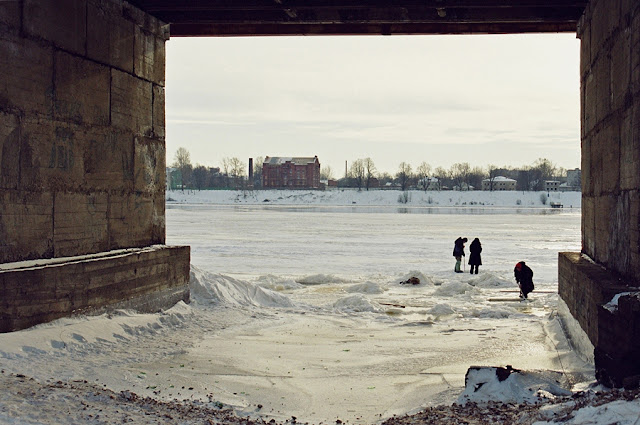 Запрет выхода на лед на рыбинском водохранилище. Рыбинская ГЭС Рыбинск зимой. Рыбинские базары на льду.