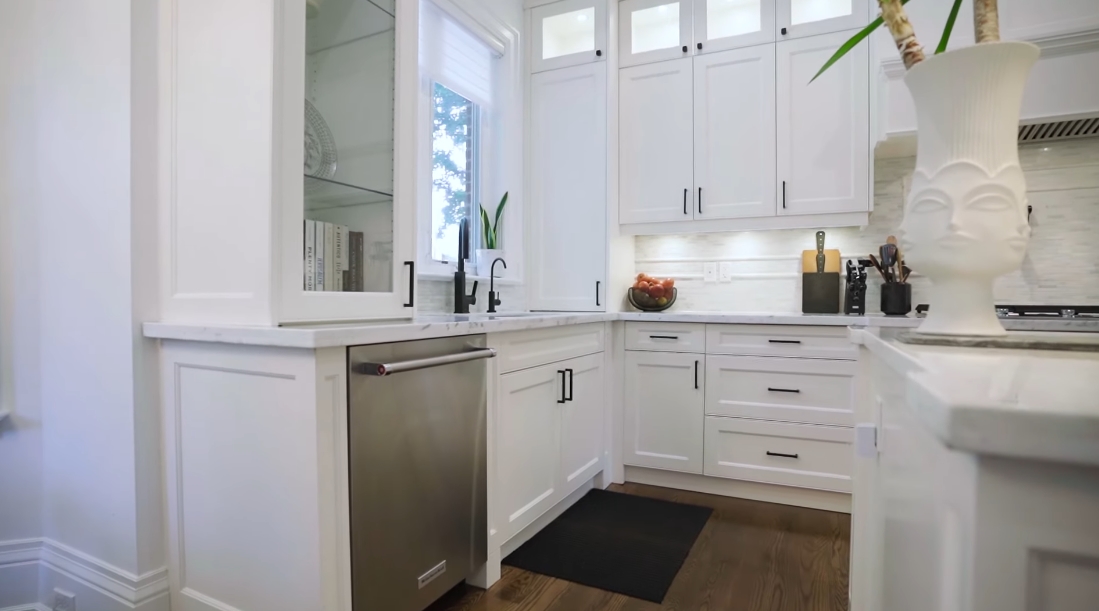 Tour 100 Snowdon Ave, Toronto vs. 43 Interior Design Photos