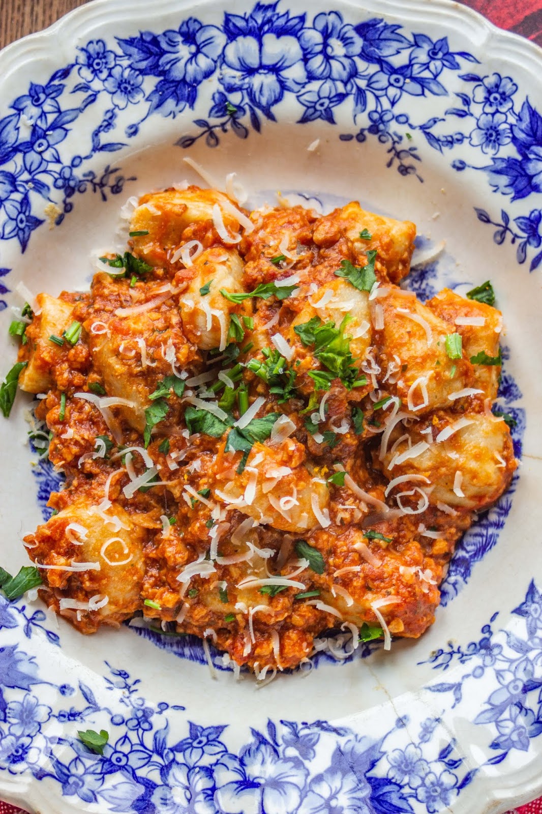 SYCYLIJSKIE GNOCCHI Z TOFU Z SOSEM POMIDOROWYM I MIELONYM NIEMIĘSEM