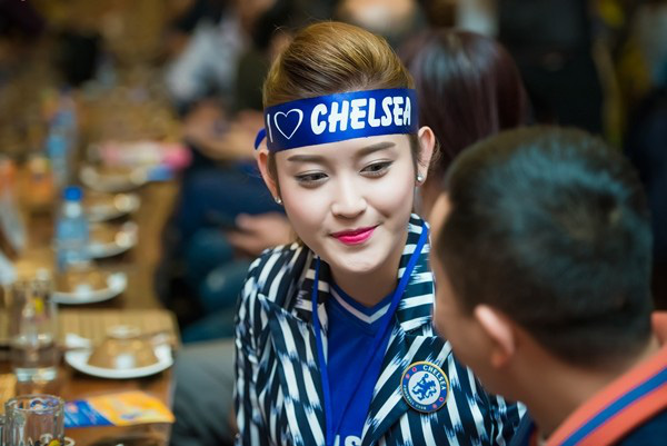 Ảnh hot girl fan nữ Chelsea xinh đẹp nhìn là muốn...