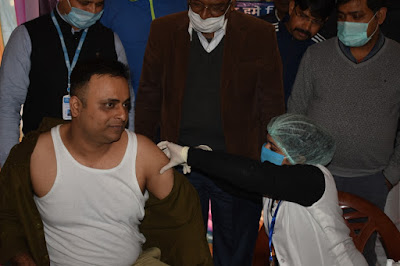 डीडीसी व एडीएम ने लिया कोविड का टीका, AnjNewsMedia