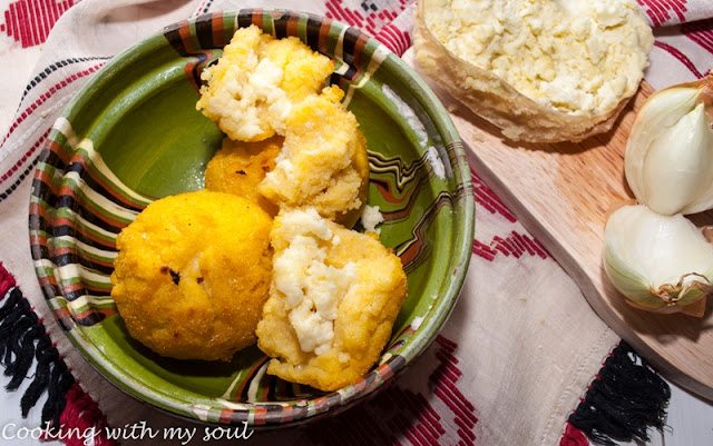 Bulz romanesc (Polenta stuffed with sheep cheese)