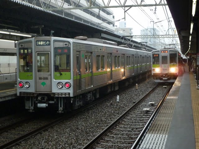 京王電鉄　快速　京王多摩センター行き1　都営10-000形210F