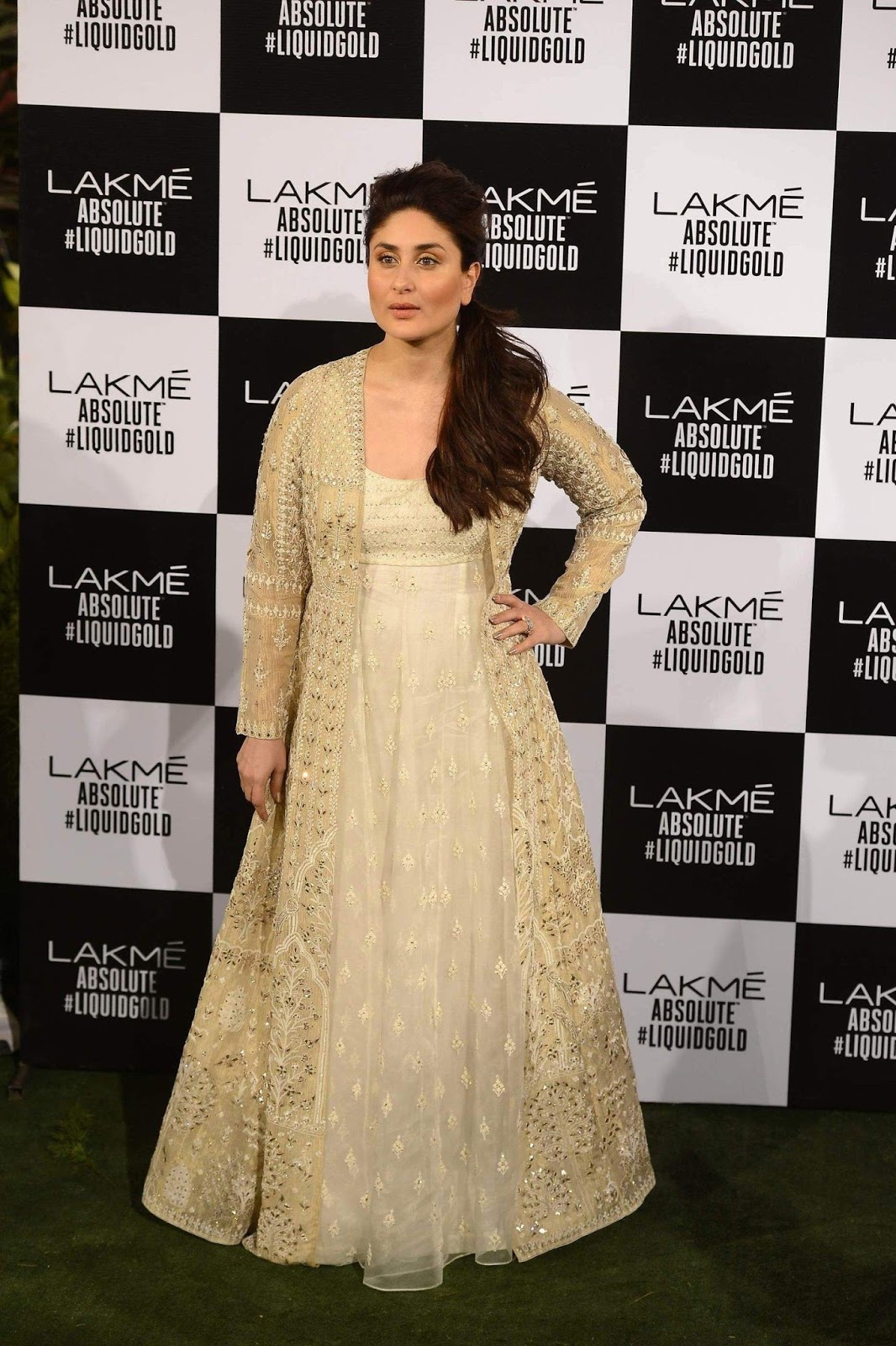 Kareena Kapoor Looks Hot At The Lakme Fashion Week Summer Resort 2017 Grand Finale