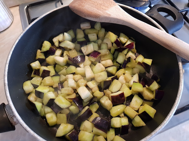 orecchiette con pomodoro melanzane e provola affumicata orecchiette con pomodoro melanzane e provola affumicata