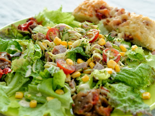 Salade au thon et fougasse