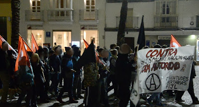  Crónica y fotos de la manifestación por la calles de Cádiz el 20 de Noviembre. Poco antes de la 19:00h de la tarde comenzaron a concentrarse compañeros en la Plaza de las Flores, en su mayoría jóvenes, en apoyo a la convocatoria de la CNT y de las Juventudes Libertarias de Cádiz de manifestarse contra el fascismo y los nacionalismos, con el lema: "20-N NI FASCISTAS NI NACIONALISTAS CONTRA TODA AUTORIDAD" Pocos después de la hora indicada dio comienzo la manifestación con un nutrido grupo afiliados y simpatizantes que recorrieron varias calles de la ciudad sin ningún tipo de incidentes, aunque no por eso, dejó de estar bastante animada en todo momento, coreándose frases contra el fascismo y contra el nacionalismo. El recorrido fue el mismo que en otras ocasiones, finalizado donde habíamos comenzado en la Plaza de las Flores, donde varios compañeros del SOV CNT Cádiz y del SOV de CNT Chiclana, tomaron la palabra, para hacer una crítica de la situación política y social de la actualidad, de los recortes sociales y laborales, así como del aumento de la represión y el recorte de la libertad de expresión y del derecho de manifestarnos y de actuar en defensa de nuestros derechos y de nuestras vidas. También hubo un recordatorio en homenaje a Durruti, ese legendario compañero anarcosindicalista, ejemplo de lucha por la libertad y la revolución social, en el 77 aniversario de su muerte. Durruti, que lo dijo claro: "O revolución, o fascismo". Su asesinato por los fascistas, junto al de cientos de miles de compañeros que todavía están desaparecidos en enterramientos clandestinos, impidió la revolución y fue el preludio de 35 años de dictadura fascista, seguidos de otros 35 de "democracia" cuya descomposición está alentando el resurgir del fascismo. Los anarcosindicalistas siempre hemos luchado contra el fascismo, por medio de la palabra si es posible, por todos los medios si nos obligan. El patrioterismo nos repugna, pues en la afirmación nacionalista van implícitas las fronteras y la sustitución de la lucha de clases por la guerra entre pueblos. Solo el internacionalismo obrero garantiza la paz entre pueblos, y ante el recrudecimiento de la ofensiva nacionalista, tanto española como catalana o andaluza, no vamos a permanecer impasibles, pues las fronteras son nuestra cárcel, y sólo derribándolas seremos libres. Por la revolución, contra toda autoridad, ALCALA DE LOS GAZULES ALCALA DEL VALLE ALCORNOCALEJO ALGAR ALGECIRAS ALGODONALES ALMORAIMA ARCOS DE LA FRONTERA ARENAS CARDENAS BARBATE BENALUP BENAMAHOMA BENAOCAZ BOLONIA BONANZA BORNOS CADIZ CAMPAMENTO CANTARRANAS CAÑADA ANCHA CARTEYA-GUADARRANQUE CASTELLAR DE LA FRONTERA CASTILLO DE CASTELLAR CHICLANA DE LA FRONTERA CHIPIONA CONIL DE LA FRONTERA CORTIJILLOS COSTA BALLENA COTO DE BORNOS CUARTILLOS DOÑA BLANCA EL ALMARCHAL EL BOSQUE EL CUARTON  EL GASTOR EL LENTISCAL EL PALMAR EL PARRALEJO EL PELAYO EL PORTAL EL PUERTO DE SANTA MARIA EL SANTISCAL EL TORNO ESPERA ESTELLA DEL MARQUES FACINAS FUENTE DEL GALLO GIBALBIN GIGONZA GRAZALEMA GUADACORTE GUADALCACIN GUADIARO JARANA JEDULA JEREZ DE LA FRONTERA JIMENA DE LA FRONTERA JOSE ANTONIO JUNTA DE LOS RIOS LA ALGAIDA LA ANDREITA LA BARCA LA BARCA DE LA FLORIDA LA BARROSA LA CARIDAD   LA INA LA JARDA LA LINEA DE LA CONCEPCION  LA MATA LA MUELA (Algodonales) LA MUELA (Vejer de la Frontera) LA OLIVA LA PERDIZ LA ZARZUELA LAS ABIERTAS LAS LOMAS LAS TABLAS LIBREROS LOMOPARDO LOS ANGELES LOS BARRIOS LOS CAÑOS DE MECA LOS HURONES LOS JUNCALES LOS NAVEROS MANZANETE MARCHENILLA MEDINA-SIDONIA MESAS DE ASTA MIRAFLORES MONTENEGRAL NAJARA NUEVA JARILLA OLVERA PALMONES PATERNA DE RIVERA POZO AMARGO PRADO DEL REY PUENTE MAYORGA PUENTE ROMANO PUERTO REAL PUERTO SERRANO  ROCHE ROTA SAN AMBROSIO SAN ENRIQUE SAN FERNANDO SAN ISIDRO DEL GUADALETE SAN JOSE DEL PEDROSO SAN JOSE DEL VALLE SAN MARTIN DEL TESORILLO SAN PABLO DE BUCEITE SAN ROQUE   SANLUCAR DE BARRAMEDA SANTA LUCIA SETENIL DE LAS BODEGAS SOTOGRANDE TAHIVILLA TARAGUILLA TARIFA TAVIZNA TEMPUL TORRE ALHAQUIME TORRE MELGAREJO TORRECERA TORREGUADIARO TREBUJENA UBRIQUE VALDELAGRANA VEJER DE LA FRONTERA VILLALUENGA DEL ROSARIO VILLAMARTIN ZAHARA ZAHARA DE LOS ATUNES ZAHORA