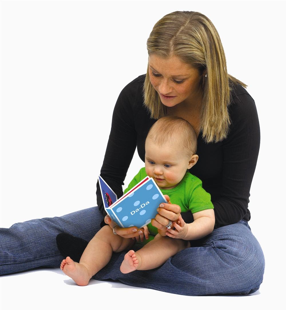 Мама читает детям картинки. Чтение для детей. Мама читает книгу ребенку. Книга мамы и малыши. Мама с книжкой и ребенком.
