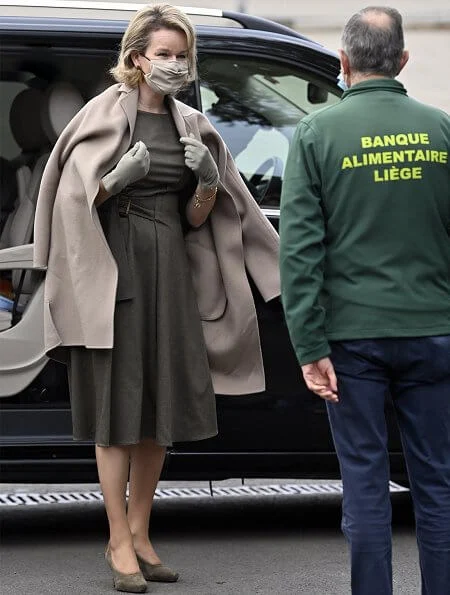 Queen Mathilde wore a khaki wool belted dress and camel wool cashmere coat from Natan FW20 collection. Delphine Nardin gold earrings