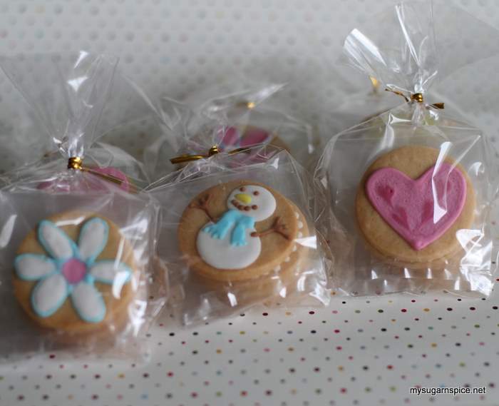Packed decorated cookies/biscuits