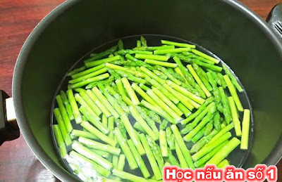 Măng tây rửa sạch