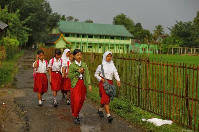 Foto Anak-anak Menantang Maut Demi Pergi Ke Sekolah