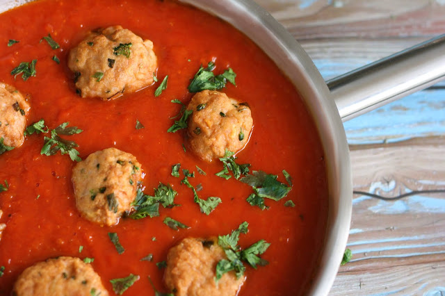 ALBONDIGAS DE POLLO Y VERDURAS CON SALSA DE TOMATE