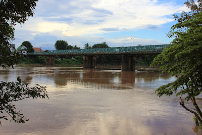 Ponte sobre o francês Sedone rio passando por Pakse